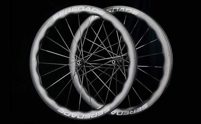 Wavy sharp carbon spokes wheelset
