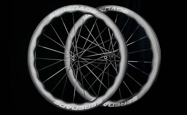 Wavy sharp carbon spokes wheelset