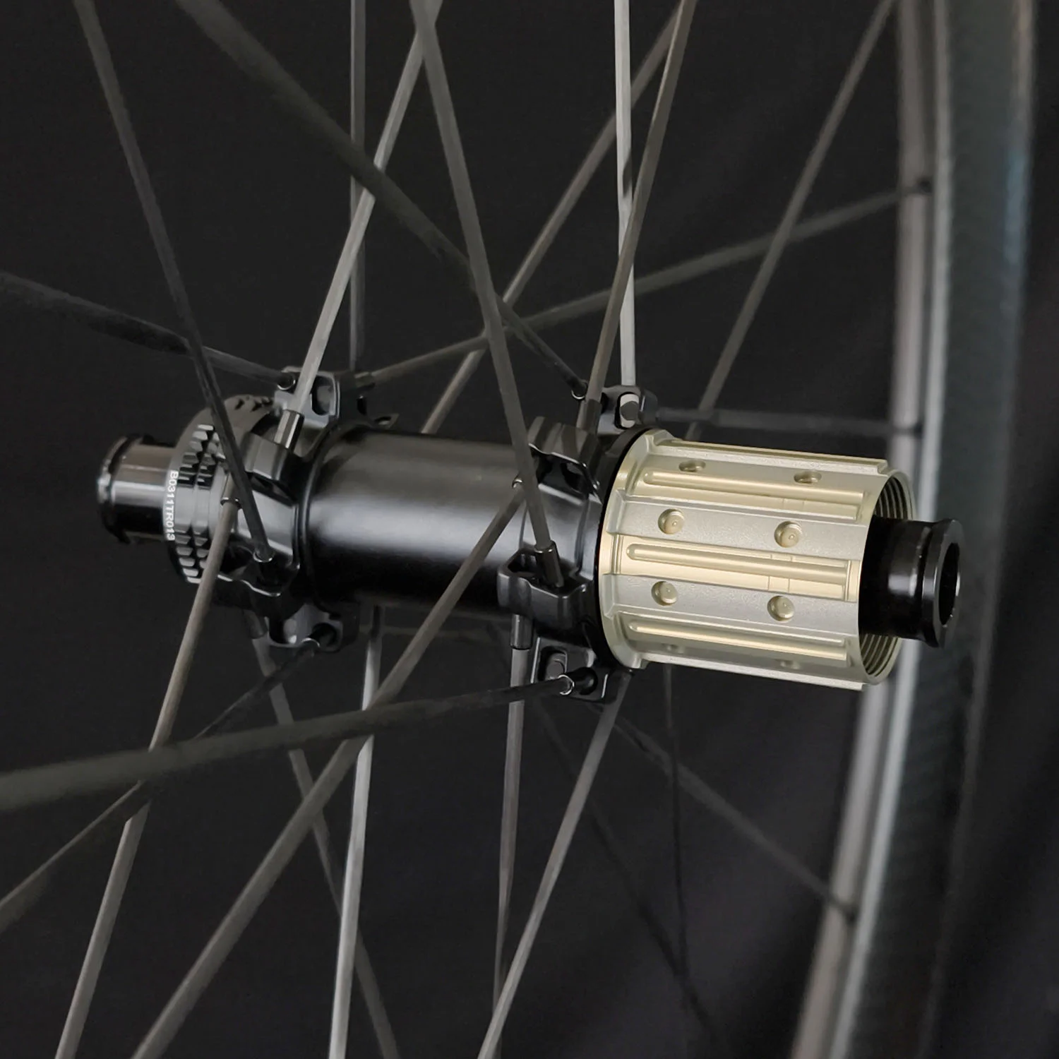 Snakeskin-Surface-65mm-carbon-fiber-wheel-