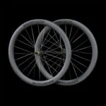 Set di ruote con raggi in carbonio a profilo largo interno da 25 mm, con copertoni tubeless