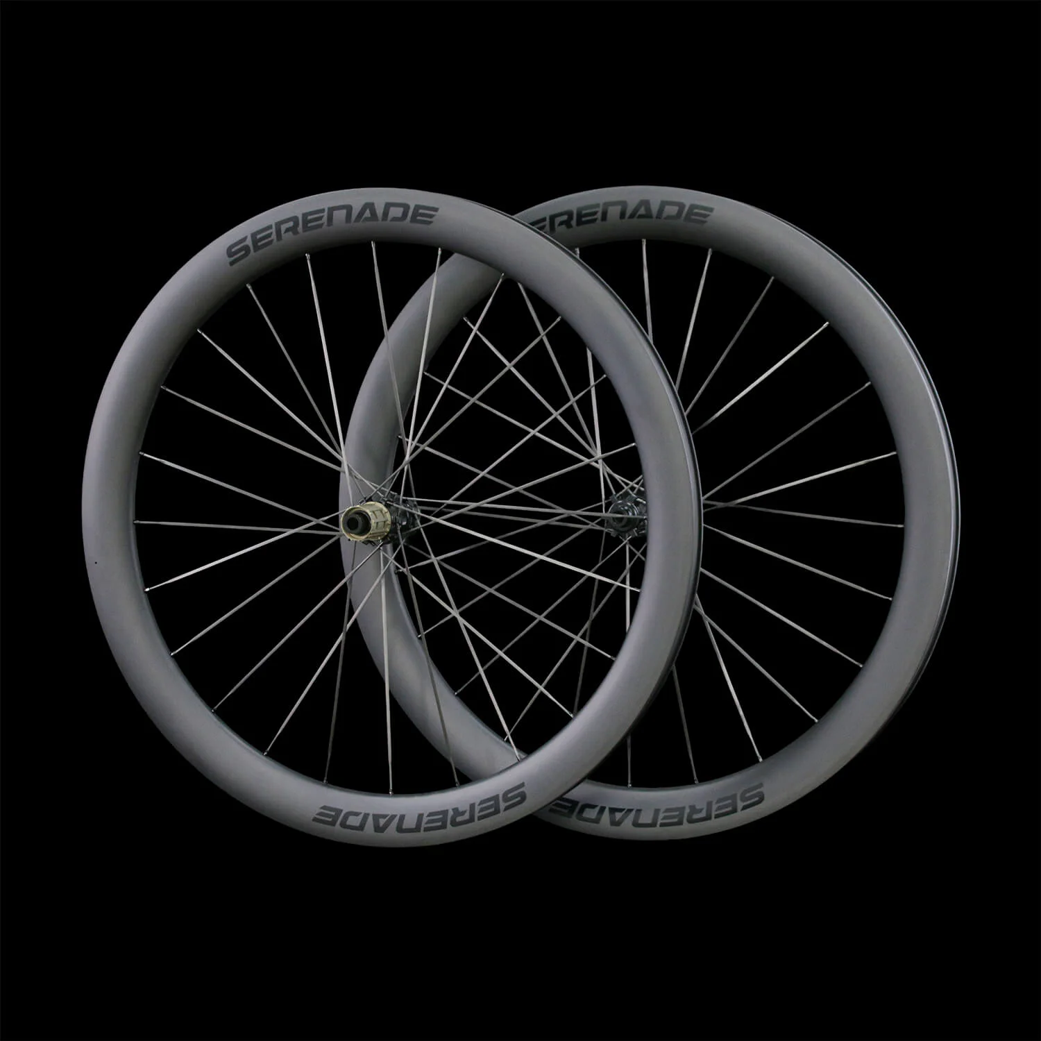 Set di ruote con raggi in carbonio a profilo largo interno da 25 mm, con copertoni tubeless Set di ruote con raggi in carbonio a profilo largo interno da 25 mm, con copertoni tubeless