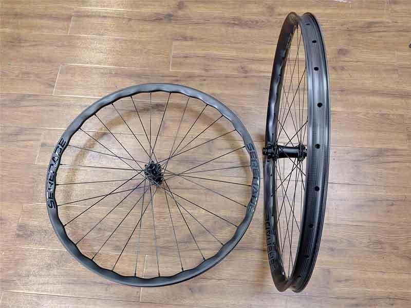Serenade 29-inch wavy carbon mountain bike wheelset installed on an XC cycle