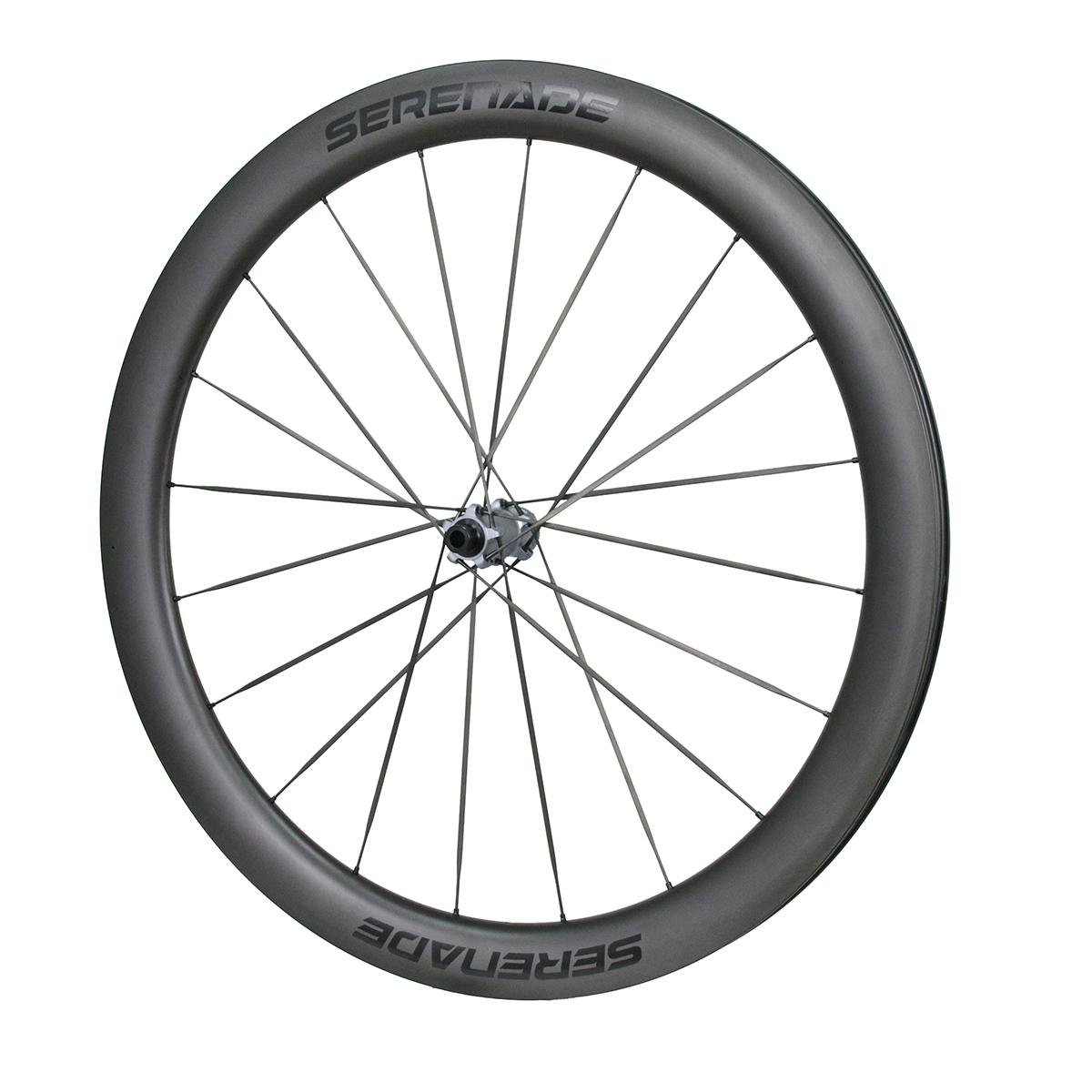 serenade-arws-roue-arrière-vue-complète Moyeu avant Serenade R2 à tirage droit, monté avec des rayons en carbone à tête en T de 4,0 mm