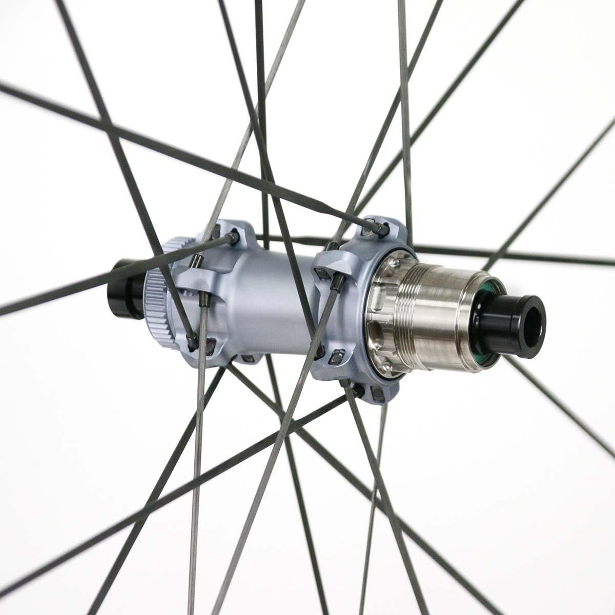 serenade-r2-moyeu-arrière-titane-cliquet Moyeu arrière ultraléger Serenade R2 avec cliquet en titane 45 dents et roue libre HG XDR